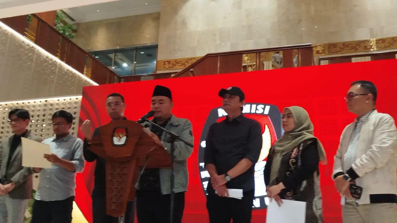 Ketua Komisi Pemilihan Umum (KPU) RI Mochammad Afifuddin saat konferensi pers di Gedung KPU Jakarta.