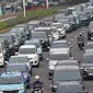 Sejumlah kendaraan berjalan merayap di ruas Jalan Jenderal Sudirman, Jakarta, Senin (9/5/2022). Pembatasan kendaraan roda empat dengan sistem Ganjil Genap (GaGe) di wilayah DKI Jakarta mulai Senin, 9 April 2022, seiring dengan berakhirnya cuti bersama libur Lebaran 2022 atau Idul Fitri 1443 H. (Liputan6.com/Herman Zakharia)