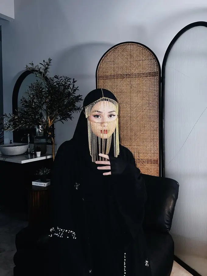 Potret Dinda Hauw Tampil Menawan Bergaya Arabian Pakai Abaya dan Gold Face Mask