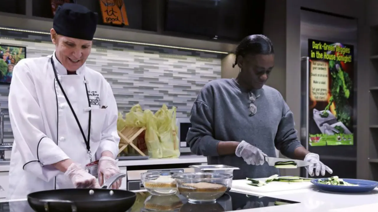 Ahli gizi Tracy Burg, kepala chef Dapur Ajar (kiri), dan Felicia Young, menyiapkan masakan dalam "Masak untuk Pemulihan" di Pusat Medis Boston, 15 Maret 2018. (AP)