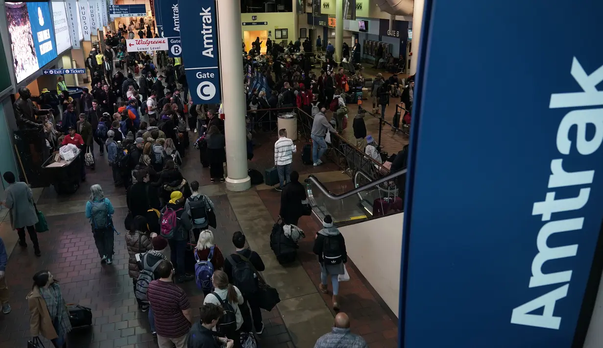 Penumpang menunggu untuk menaiki kereta Amtrak pada hari sebelum liburan Thanksgiving di Union Station, Washington, Rabu (21/11). Tradisi mudik di AS dilakukan saat Thanksgiving Day yang jatuh pada Kamis keempat bulan November (Alex Wong/Getty Images/AFP)