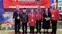 Ketua Umum PDIP Megawati Soekarnoputri bersama Presiden Jokowi dan Wapres Ma’ruf Amin, serta Ganjar Pranowo. Didampingi  Prananda Prabowo dan Puan Maharani. (Foto: Dokumentasi PDIP).