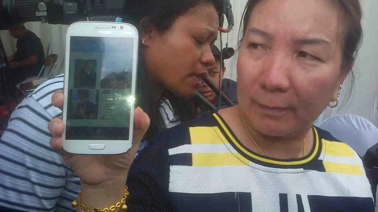 Ibu Korban AirAsia QZ8501 menyesal Tidak Balas BBM Anaknya