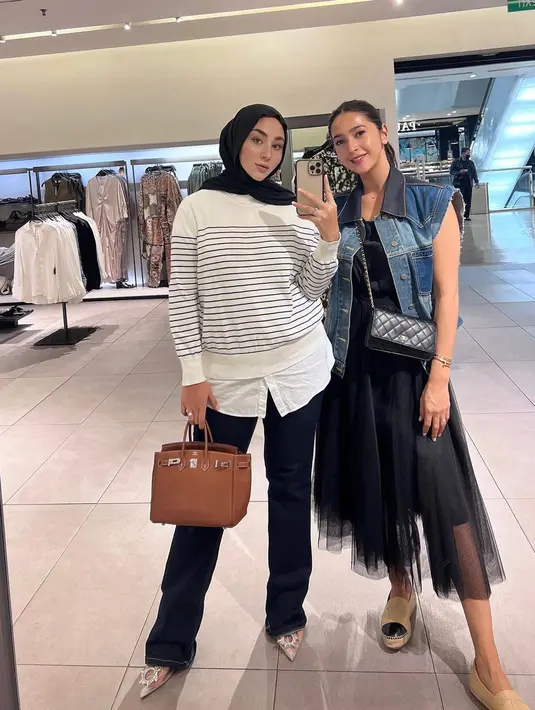 Stylish dengan outfit kasual, Margin memadukan kemeja, sweater garis-garis, dan long pants hitam. [Foto: IG/marginw].