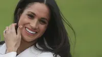 Usai mengumumkan pertunangannya pada 27 November, Pangeran Charles pun mengumumkan bahwa pernikahan mereka akan diadakan pada musim semi tahun 2018. Senyuman bahagia terlihat tak lepas dari wajah Meghan. (DANIEL LEAL-OLIVAS / AFP)