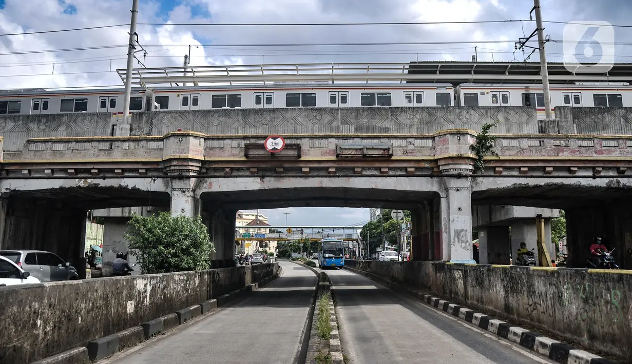 Rangkaian kereta listrik (KRL) melintas di atas Jembatan Kereta Matraman, Jakarta Timur, Senin (10/1/2022). Jembatan Kereta Matraman menjadi satu dari 14 objek yang ditetapkan sebagai cagar budaya oleh Dinas Kebudayan DKI Jakarta. (merdeka.com/Iqbal S. Nugroho)