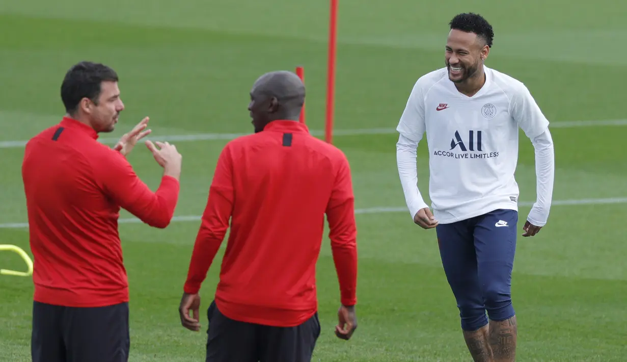 Pemain Paris Saint Germain Neymar (kanan) tertawa saat sesi latihan di Camp des Loges, Saint-Germain-en-Laye, Prancis, Selasa (17/9/2019). PSG akan menjamu Real Madrid pada matchday 1 Grup A Liga Champions. (GEOFFROY VAN DER HASSELT/AFP)