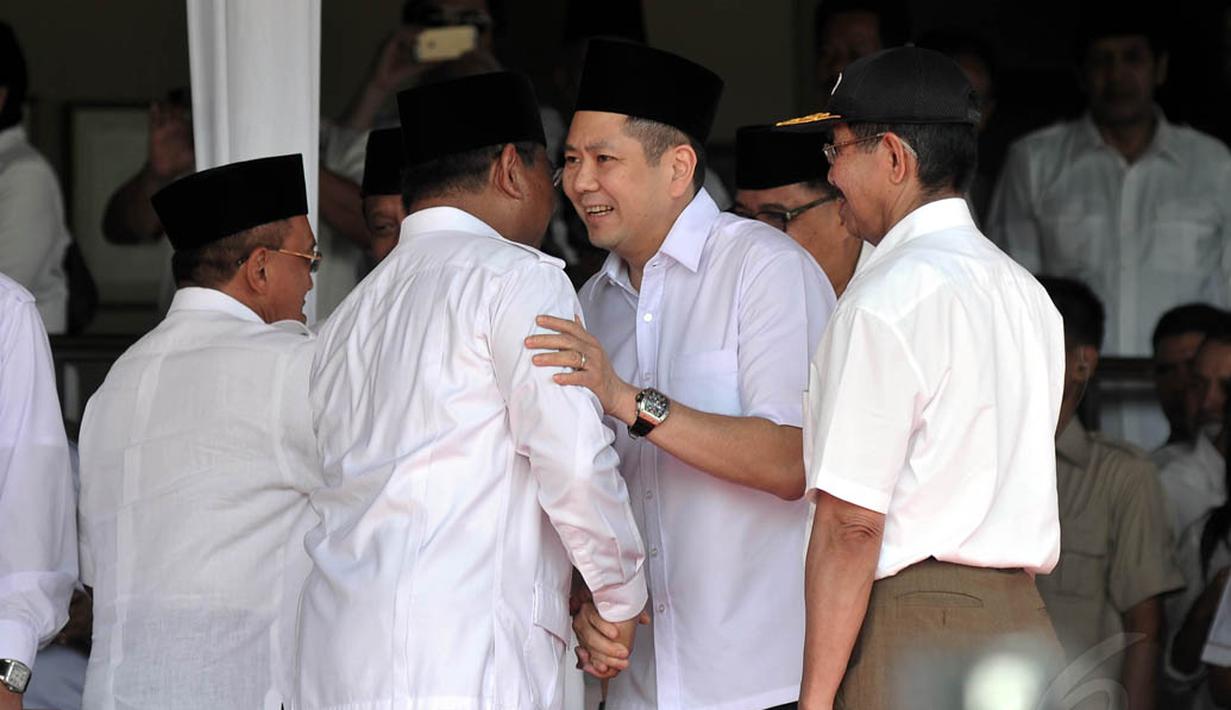 Dalam upacara kemerdekaan ini, hadir pula Aburizal Bakrie, Akbar Tandjung, Anis Matta, Djoko Santoso, Harry Tanoesoedibjo, dan Hidayat Nur Wahid, Bogor, Minggu (17/8/14). (Liputan6.com/Johan Tallo)