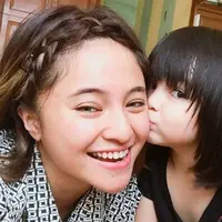 Sienna mencium Marshanda (Instagram/@marshanda99)