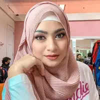 Mulai dari Nathalie Holscher hingga Ria Ricis, berikut gaya seleb kenakan pashmina plisket yang bisa jadi inspirasi. (Instagram/nathalieholscher).