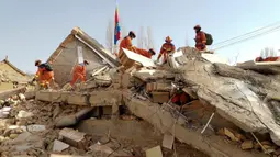 Selain menewaskan 127 orang, 700 lainnya terluka dalam gempa bermagnitudo 6,2 yang mengguncang kawasan pegunungan di China bagian barat laut tersebut. (Zhang Ling/Xinhua via AP)