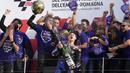 Pembalap Monster Energy Yamaha Fabio Quartararo (depan) melakukan selebrasi bersama timnya usai menyelesaikan balapan MotoGP Emilia Romagna di Sirkuit Misano, Misano Adriatico, Italia, Minggu (24/10/2021). Fabio Quartararo memastikan titel juara dunia MotoGP 2021. (AP Photo/Antonio Calanni)