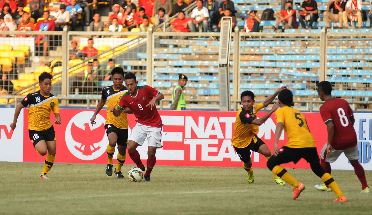 Penyerang timnas Indonesia U-23, Muchlis Hadi Ning Syaifulloh (ketiga kiri) mencoba lolos dari kawalan pemain Brunei Darussalam di laga kualifikasi grup H Piala Asia 2016 di Stadion GBK Jakarta, Minggu (29/3/2015). (Liputan6.com/Helmi Fithriansyah)