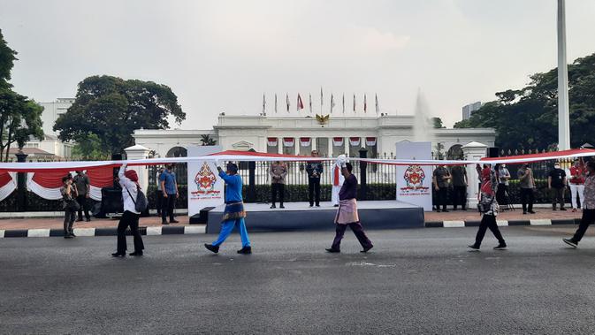 Presiden Jokowi didampingi Kapolri Jenderal Listyo SIgit Prabowo dan Habib Luthfi bin Yahya melepas Kirab Merah Putih dari depan Istana Merdeka, Jakarta Pusat, Minggu 28 Agustus 2022. (/Lizsa Egeham)