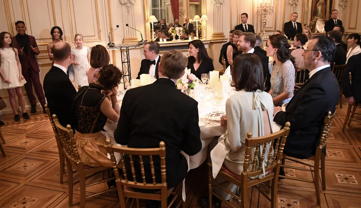 Suasana makan malam Kate Middleton dan suaminya, Pangeran William di Kedutaan Besar Inggris di Paris (17/3). Kate dan William akan berada di Prancis selama dua hari. (AFP Photo/Pool/Eric Feferberg)