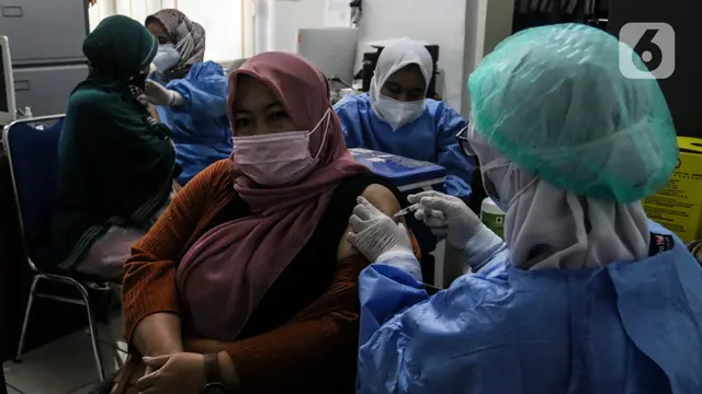 Antrean Warga Depok Terima Vaksin Pfizer Dosis Pertama