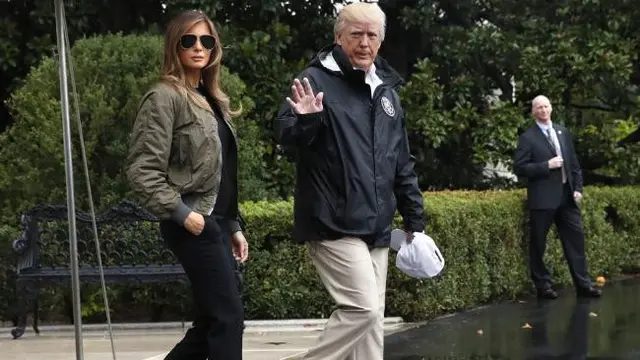 Pakai Hak Tinggi Saat Tengok Korban Badai, Melania Trump Dicela