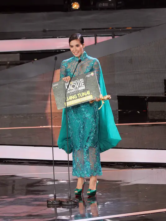 Marsha Timothy memberikan sambutan usai menyabet penghargaan sebagai Pemeran Utama Wanita Terbaik dan Terfavorit di ajang Indonesia Movie Awards 2015 di Balai Sarbini, Jakarta, Senin (18/5/2015). (Liputan6.com/Helmi Afandi)