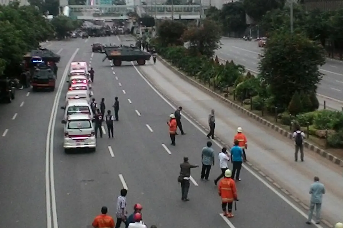 Para Pekerja Kantoran Masih Berdiam Diri di Dalam Kantor