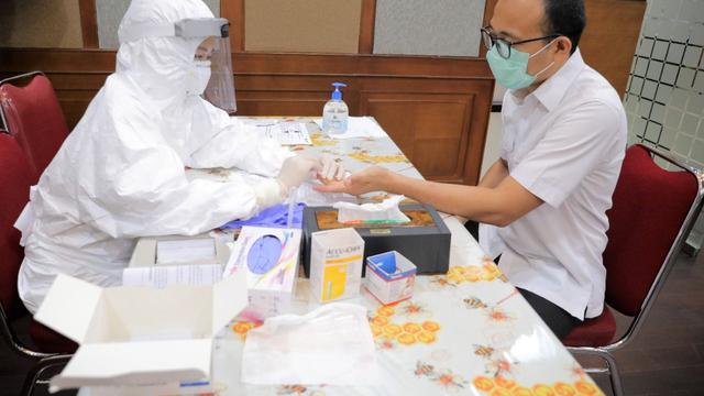Kementerian Koperasi dan UKM melakukan Rapid Test bagi seluruh Aparatur Sipil Negara (ASN) di lingkungan Kementerian. (Dok Kemenkop dan UKM)