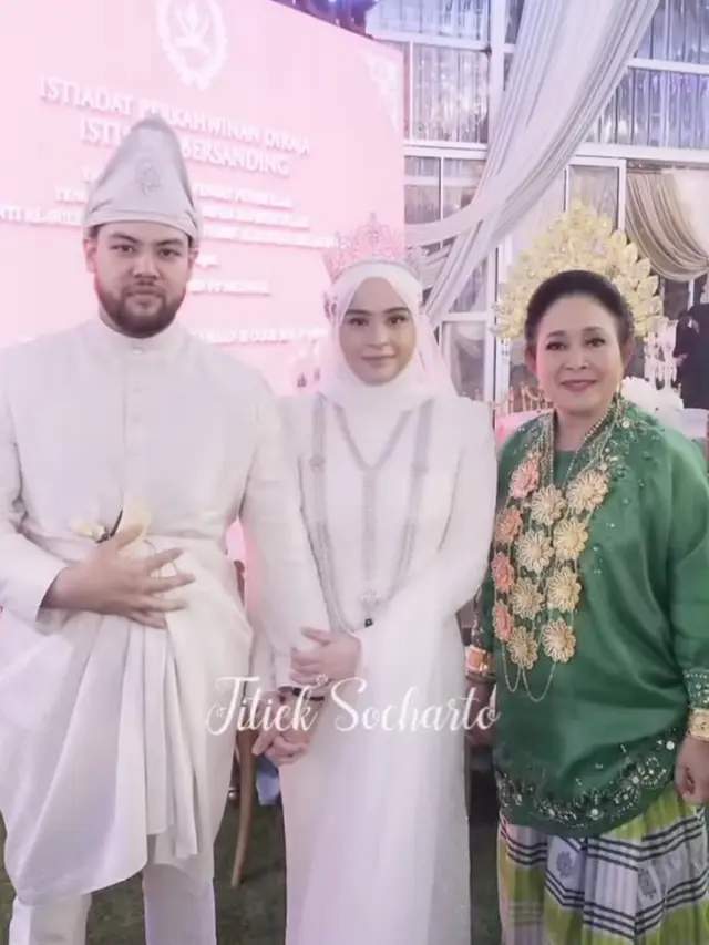 Gaya Titiek Soeharto Saat Hadir di Pernikahan Putri Kerajaan Pahang Malaysia. [@titieksoeharto]