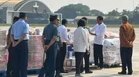 Presiden Joko Widodo atau Jokowi kembali melepas bantuan kemanusiaan tahap kedua dari Indonesia untuk warga Gaza, Palestina, Senin (20/11/2023). (Liputan6.com/Lizsa Egeham)