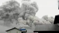 Lima orang meninggal dan 4 orang kritis akibat awan panas Gunung Sinabung. Selain itu, ratusan orang saling dorong dapatkan ikan asap.