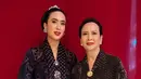 Di tahun 2023, kedua nya kompak mengenakan atasan dan bawahan batik. Atasan batik dihiasi dengan dua bros. [@widi.wardhana]