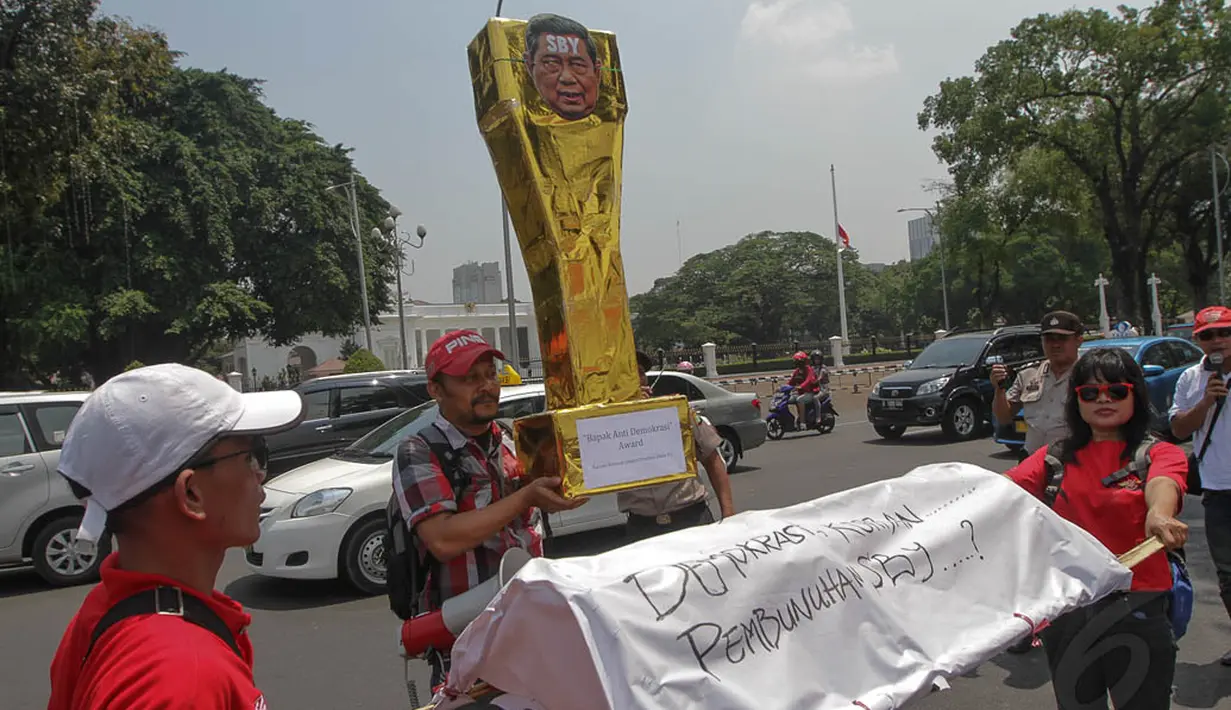 Demonstran juga membawa keranda yang ditulisi "Demokrasi Korban Pembunuhan SBY...?", Jakarta, (30/9/14). (Liputan6.com/Faizal Fanani)