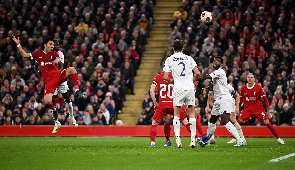 Pemain Liverpool, Wataru Endo (kiri) mencetak gol kedua timnya saat melawan Toulouse pada laga Grup E Liga Europa 2023/2024 di Anfield, Liverpool, Ingggris, Jumat (27/10/2023). Endo sukses memanfaatkan umpan lambung Trent Alexander-Arnold dari sepertiga lapangan menjadi gol melalui tandukannya. (AFP/Oli Scarff)