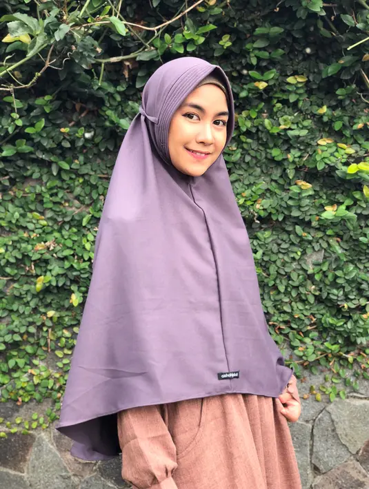 Seperti ini misalnya, wajah canti Anisa makin terlihat adem dengan hijab syar’I yang dipakainya. Warnanya yang tak mencolok juga membuat tampilan Anisa semakin tampak teduh dan menyejukan hati. (Instagram/anisarahma_12)