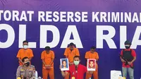 Direktur Reserse Kriminal Umum Polda Riau Kombes Zain Dwi Nugroho memperlihat dua buronan pelaku bom molotov di Kabupaten Kampar. (Liputan6.com/M Syukur)