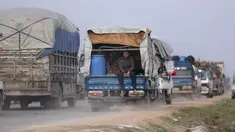 Warga melarikan diri menuju perbatasan Turki di Provinsi Idlib, Suriah, Rabu (29/1/2020). Kemajuan serangan pasukan pemerintah Suriah yang didukung Rusia atas Idlib memaksa ratusan ribu warga mengungsi ke tempat lebih aman. (AP Photo/Ghaith Alsayed)