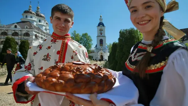 Orang Rusia Sambut Tamu Dengan Roti dan Garam