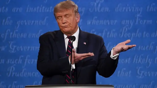 Presiden Donald Trump memberi isyarat saat berbicara selama debat presiden pertama Selasa (29/9/2020), di Case Western University dan Cleveland Clinic, Cleveland, Ohio. (Foto AP / Julio Cortez)