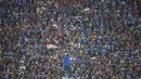 Ribuan Aremania menyaksikan laga Arema Cronus melawan Bali United pada laga perempat final Piala Presiden di Stadion Kanjuruhan, Malang, Sabtu (19/9/2015). (Bola.com/Vitalis Yogi Trisna)