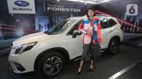 Model berpose di mobil All new Subaru Forester 2.0i-S EyeSight pada peluncuran All-new Subaru Forester di Plaza Subaru, Alam Sutera, Rabu (18/5/2022). Peluncuran Subaru Forester generasi ke-5 ini, ditandai dimulainya lembaran baru operasi 3S (Sales, Service dan Spare part) untuk Subaru Indonesia. (Liputan6.com/Fery Pradolo)