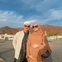 Alvin Faiz bersama Henny Rahman yang hamil tujuh bulan pergi ke Tanah Suci (foto: Instagram alvin_411)