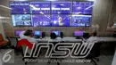 Petugas melakukan pengecekan waktu bongkar muat barang (dwelling time) di berbagai pelabuhan melalui layar monitor  Kantor Pengelola Portal Indonesia National Single Window (INSW), Jakarta, Senin (6/2). (Liputan6.com/Faizal Fanani)