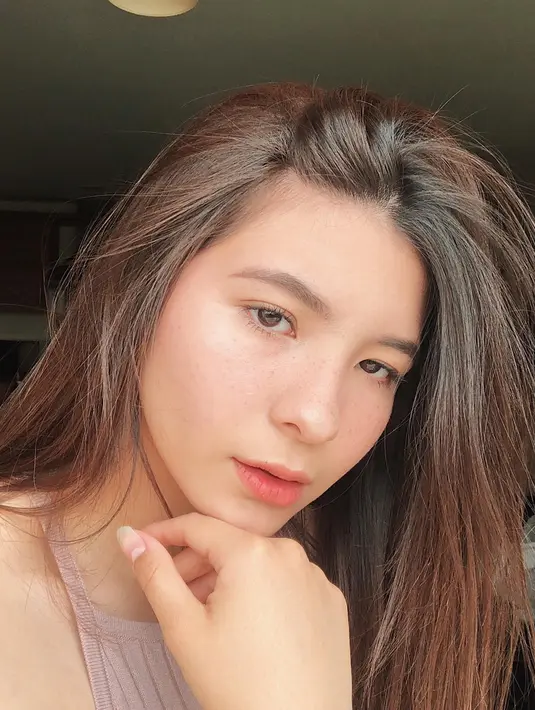Wajah cantiknya sering menuai pujian warganet di kolom komentar Instagramnya. (Liputan6.com/IG/@sharazaaa)