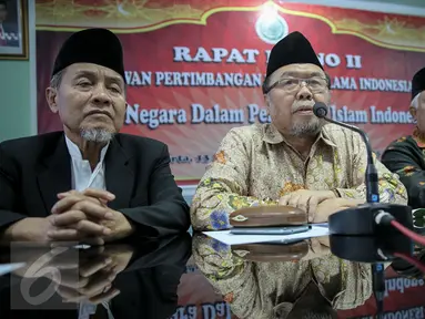 Prof. Dr. KH. Didin Hafiduddin (ketiga kiri) memberikan keterangan pers usai Rapat Pleno II Dewan Pertimbangan MUI di Gedung MUI, Jakarta, (25/11). Rapat itu membahas gerakan bela negara dalam prespektif Islam Indonesia. (Liputan6.com/Faizal Fanani)