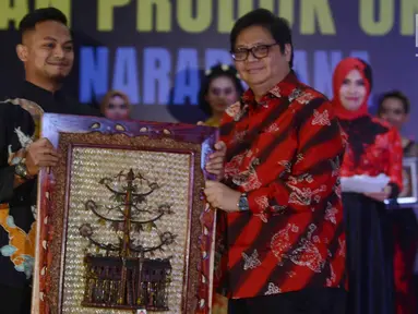 Menteri Perindustrian Airlangga Hartarto bersama model menunjukkan karya produk unggulan narapidana di gedung Kementerian Perindustrian, Jakata (3/4). Acara ini untuk mendukung terciptanya citra positif narapidana. (Merdeka.com/Imam Buhori)