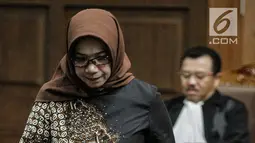 Terdakwa kasus suap PLTU Riau-1 Eni Maulani Saragih seusai menjalani sidang putusan di Pengadilan Tipikor, Jakarta, Jumat (1/3). Eni terbukti bersalah menerima suap Rp 4,75 miliar dari pengusaha Johanes Budisutrisno Kotjo. (Liputan6.com/Faizal Fanani)