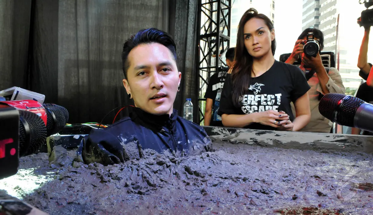 Demian melakukan aksinya mulai Jumat (22/5/2015) sekitar pukul 15.00 WIB, hingga Minggu (24/5/2015) pukul 20.00 WIB. Demian akan menjadi orang pertama yang dikubur hidup-hidup di dalam semen. (Liputan6.com/Panji Diksana)
