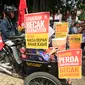 Aksi pengemudi becak bermotor (bentor) saat menggelar unjuk rasa di depan Gedung DPRD DIY, Rabu (30/3/2016). Dalam aksinya, mereka menuntut hentikan razia bentor dan melegalkan moda transportasi tersebut. (Foto: Boy Harjanto)