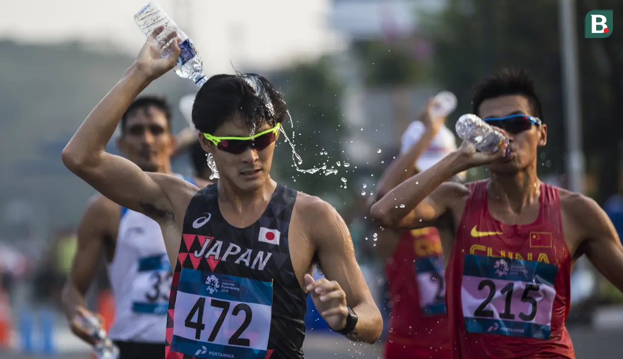 Pejalan cepat Jepang, Satoshi Maruo, saat menyelesaikan lomba nomor jalan cepat 50 kilometer cabang atletik Asian Games XVIII di Senayan, Jakarta, Kamis (29/8/2018). Dirinya finish posisi keempat. (Bola.com/Vitalis Yogi Trisna)