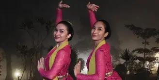 Keduanya pun saat menari Jaipong bak pinang dibelah dua mengenakan kebaya brokat warna pink lengan panjang. [@happysalma]