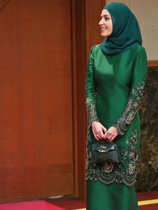 Potret terakhir, ia kembali tampil bersahaja dengan baju kurung berbordir waena hijau emerald yang serasi dengan mini bag Hermesnya. Sambil mengenakan kerudung warna serasi. [@tehfirdaus]