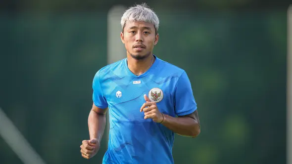 Pemain Timnas Indonesia, Kushedya Hari Yudo melakukan pemanasan saat latihan persiapan kualifikasi Piala AFC 2023 yang berlangsung di Lapangan G, Senayan, Jakarta, Sabtu (02/10/2021). Indonesia dijadwalkan akan menghadapi Taiwan pada 7 dan 11 Oktober 2021 di Thailand. (Bola.com/Bagaskara Lazuardi)