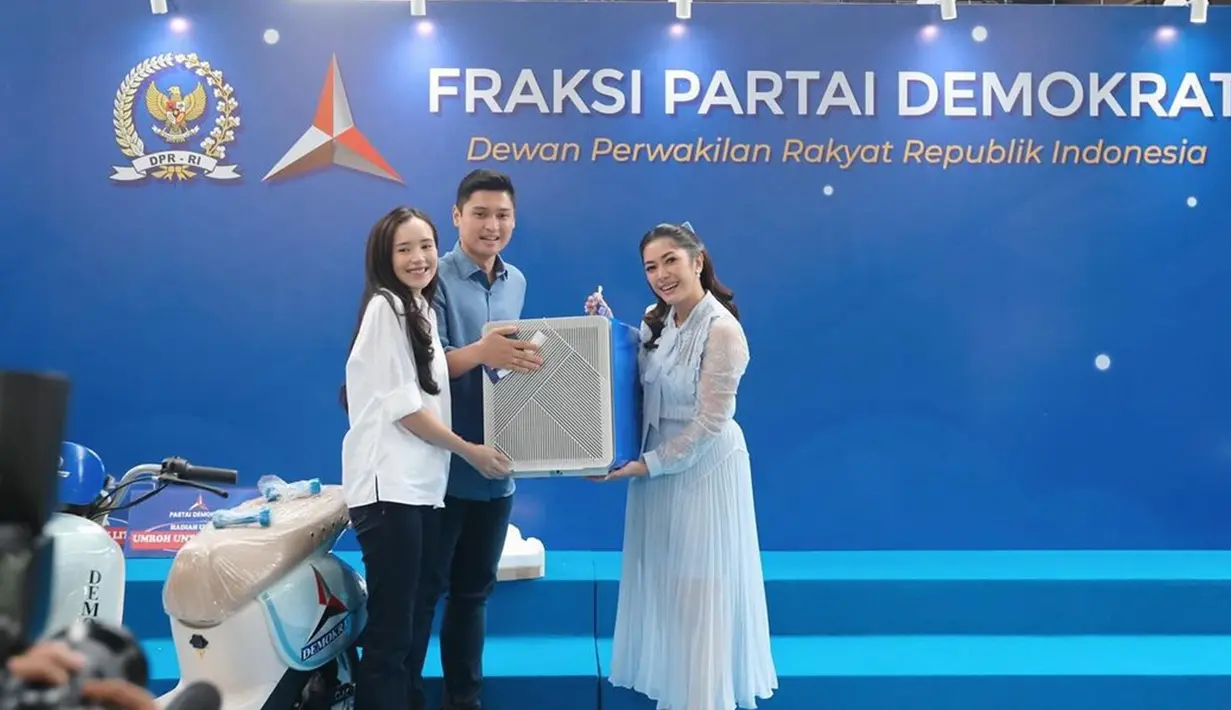 Beby Tsabina mendampingi suami di acara Hari Apresiasi Fraksi Partai Demokrat Masa Bakti 2019-2024 yang berlangsung pada hari Minggu (29/9/2024). Pada hari spesial tersebut, Beby dan Rizki menang mendapatkan undian doorprize penyaring debu gratis. (Liputan6.com/IG/@riznatakusumah)